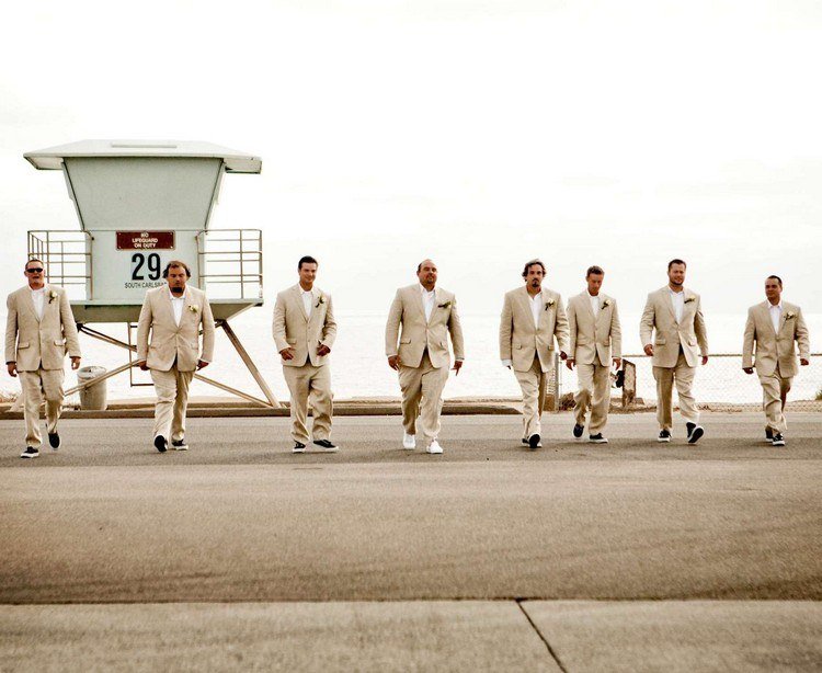 Purtați costume bej pentru mire împreună cu adidași Căsătorie-costum-de-plajă-bej-alb-cămașă-pantofi-mire