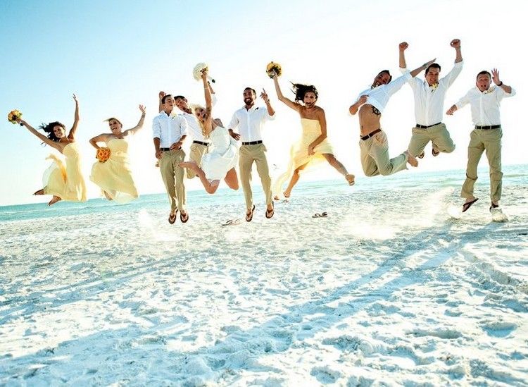 Purtati camasa alba si pantaloni bej la nunta Scheme de nunți-plajă-galben-alb-nisip