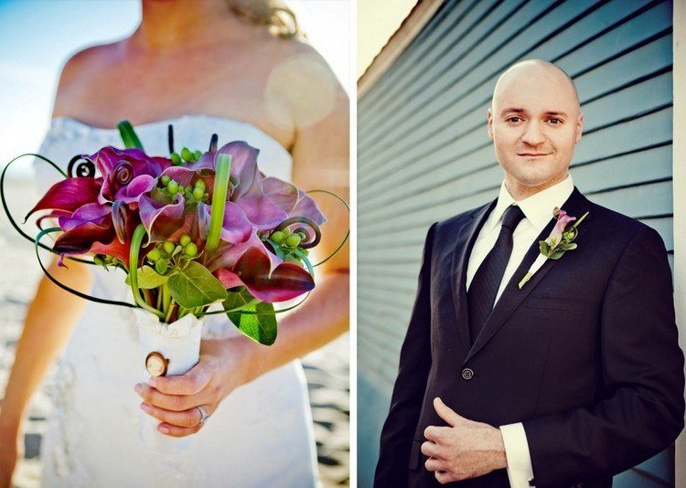 Să te căsătorești pe plajă - poartă costum albastru închis cu floare mov Idei de nuntă pe plajă florile boutonniere de mire