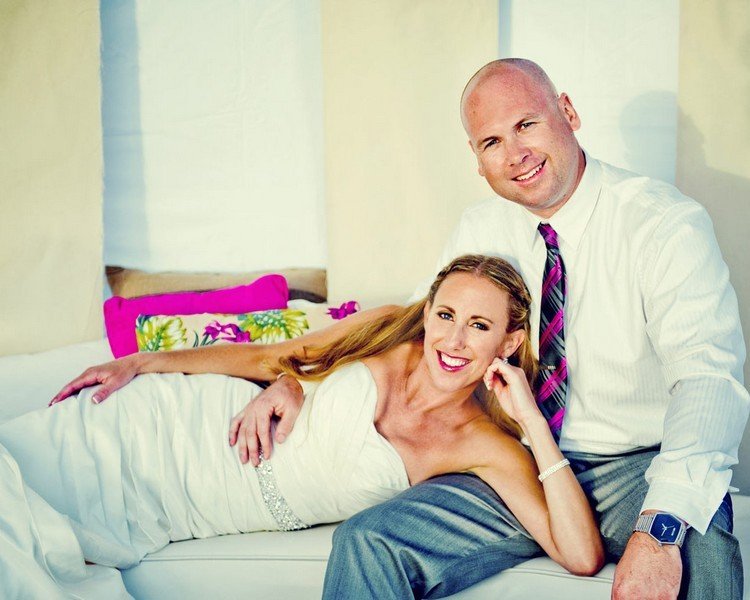 Cravată gri cu dungi violete împreună cu pantaloni gri și cămașă albă Nunți-Plajă-Mireasă-Costum-Idei-Culori-Violet-Gri-Cravată