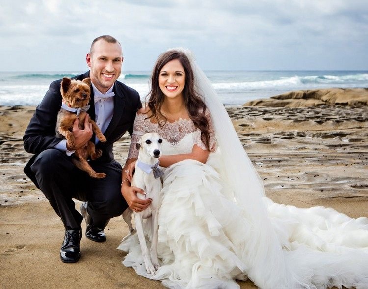 Nuntă romantică - fotografii cu o vedere minunată la mare Nuntă Plajă Top Albastru închis Costum cămașă papion