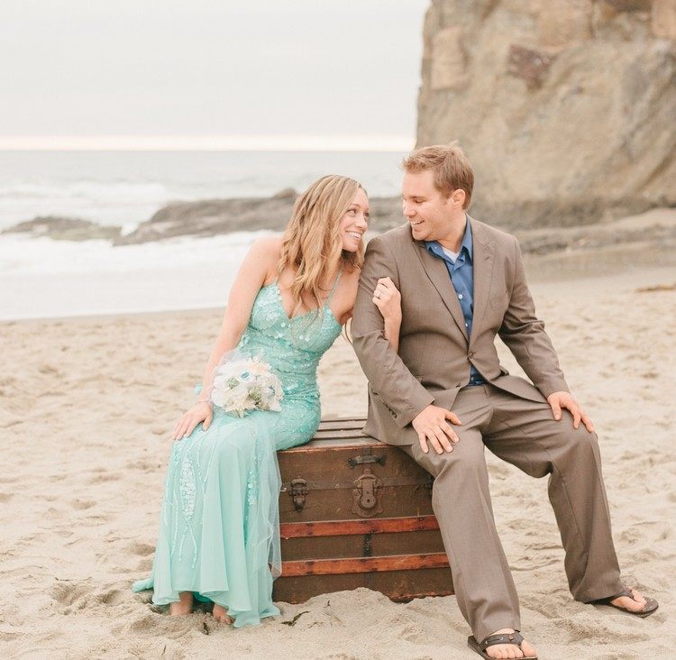 Să te căsătorești pe plajă - ținute neobișnuite pentru nuntă Nunți-plajă-maro-albastru-mire-verde-culoare pastel-rochie de mireasă