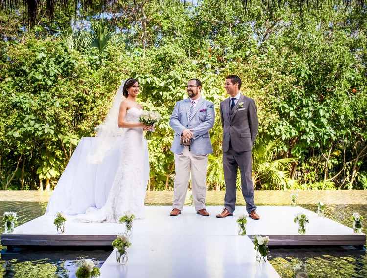 Nunta romantica cu costum gri Nunți-Plajă-Exotice-Nunți-Elegant-organizează