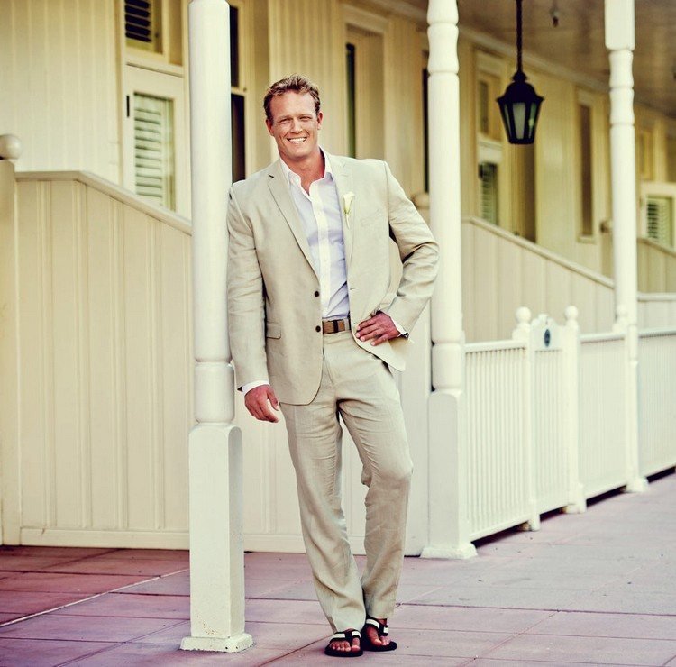 Nunta pe plajă - mire într-un costum de culoare nisip Nunți Plajă Culoare Nisip Costum Mire Nuntă