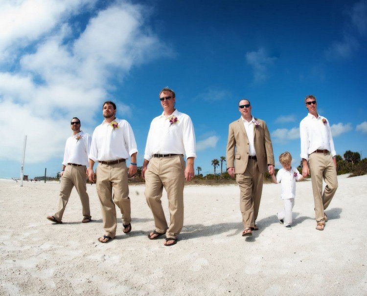 Mirele și mirii se potrivesc ideilor Nunți-plajă-bej-pantaloni-albi-cămașă-sandale