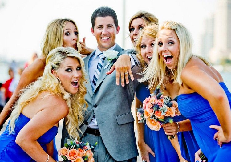 Să te căsătorești pe plajă - mirele poartă un costum gri și cravată cu dungi Nunți-plajă-gri-albastru-cravată-gri-costum