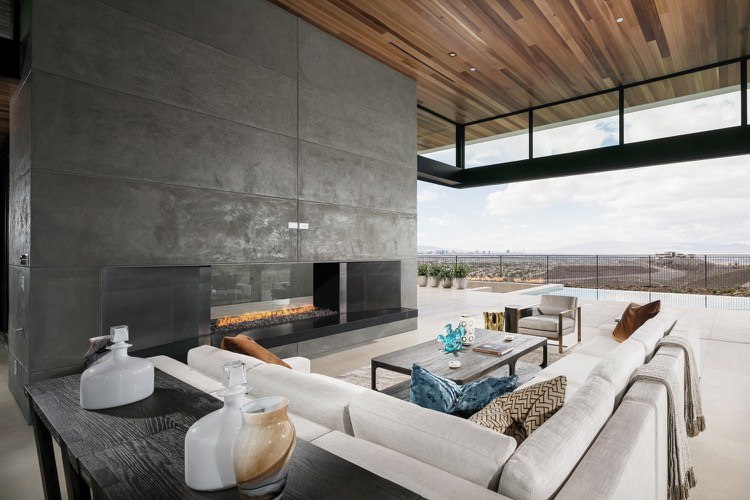 cameră de zi deschisă living-șemineu vedere la perete