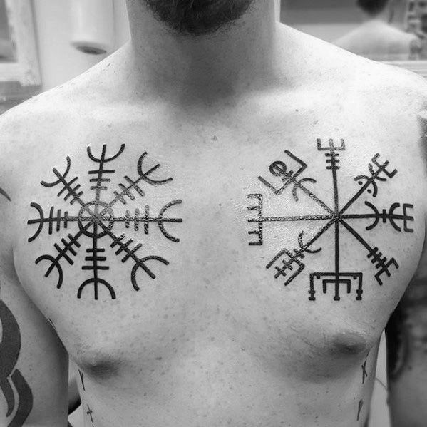 Odvažna tetovaža kormila strahopoštovanja na grudima za muškarce