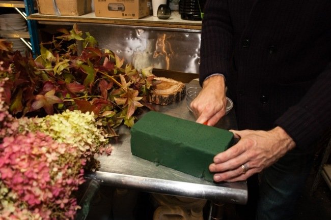 faceți aranjamente florale de toamnă, tăiați singuri spuma