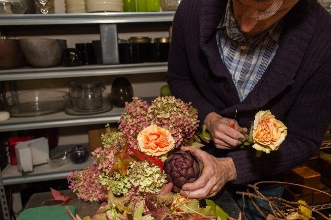 aranjamentul de flori de toamnă face ca anghinarea să fie fină cu trandafiri hortensii