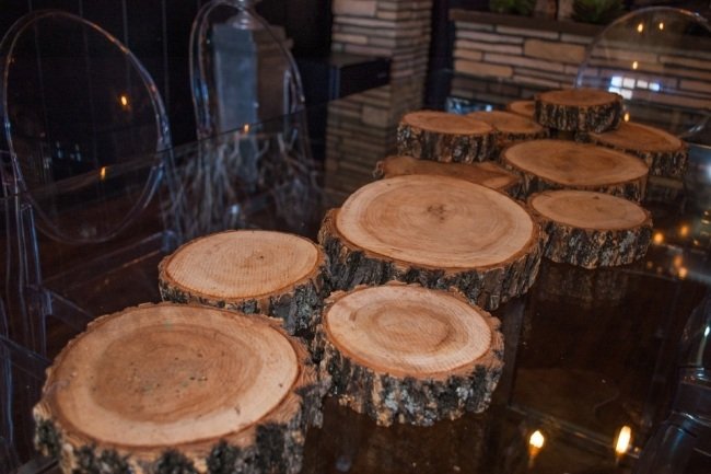 decorarea mesei felii de lemn coastele de coastă aranjament floral de toamnă