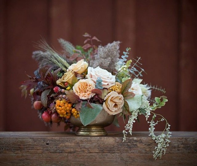 Un decor romantic de masă în stil de toamnă decor de masa de toamna buchet romantic de trandafiri fructe de padure
