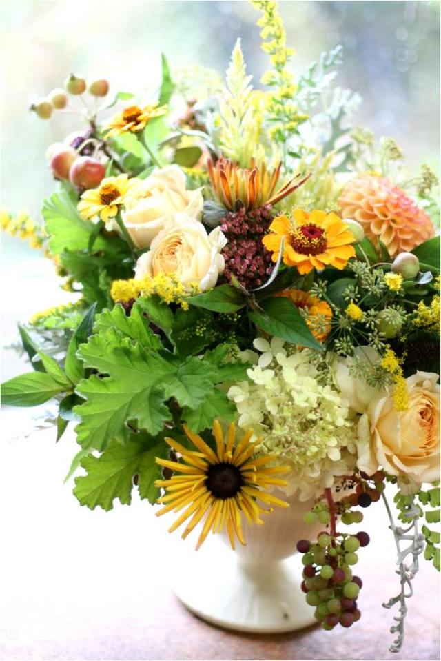 Decor de toamnă - un buchet colorat de flori cu struguri buchet colorat de decorațiuni de toamnă se căsătoresc cu recepție luxuriantă
