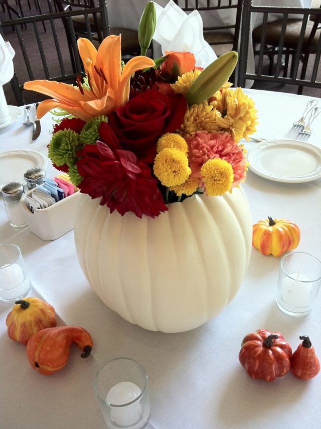 Decor de toamnă - o vază albă în formă de dovleac decor de dovleac alb vaza buchet flori de toamnă
