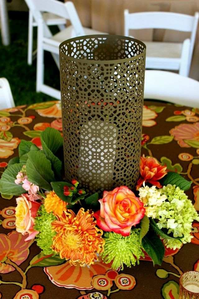 Decorație dintr-un suport pentru lumânări cu o coroană de flori suport lumânare cununa flori trandafiri colorati design toamnal