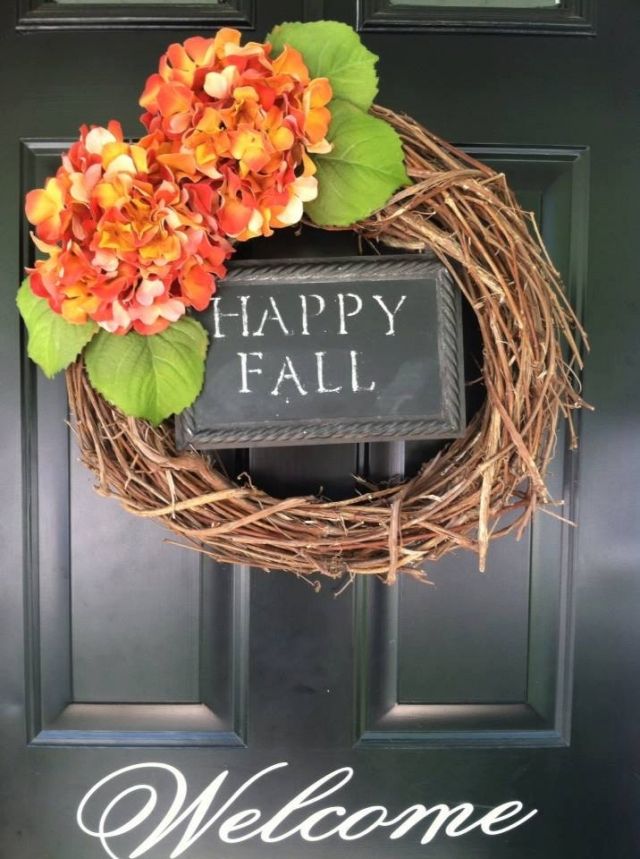 decorarea ușii din față coroană de toamnă hortensii de culoare portocalie decor-casă-coroană-toamnă-hortensii-portocalii