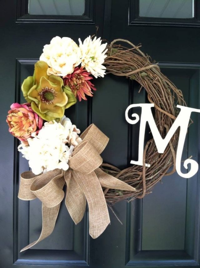 decorarea ușii din față coroană flori de toamnă flori goale decor-casă-coroană-de-toamnă-șarpe-flori-goale