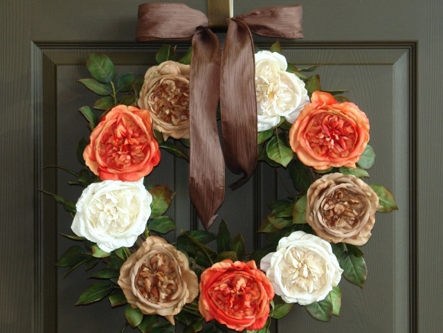 coroană de ușă decor de toamnă flori portocalii maro casa-coroana-toamna-decor-portocaliu-maro-flori