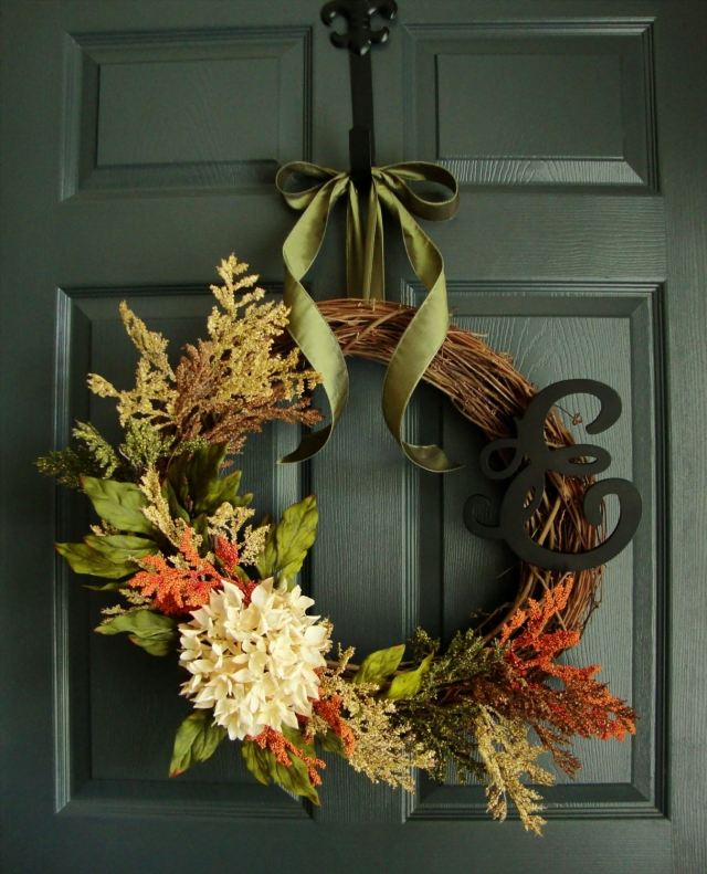 coroană de ușă toamnă verde portocaliu frunze floare albă casa-cununa-toamna-verde-portocaliu-frunze-alb-floare