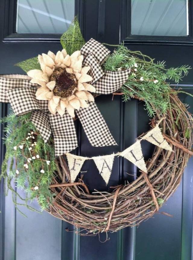 ușă din față coroană toamnă vânturi ramuri de brad iută panglică deco casă-coroană-toamnă-tendoane-ramuri de brad-panglică-iută-decor