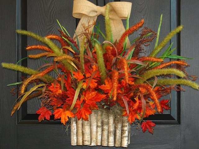 decor de toamna usa din fata frunze portocalii ramuri de mesteacan cos decorare-toamna-casa-usa-portocaliu-frunze-mesteacan-crengute-cos