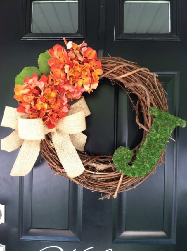 decor de toamnă ușă frontală portocaliu hortensie arc J toamna-decorare-casa-usa-portocala-hortensie-funda-J