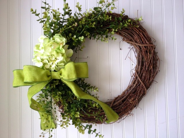 decor de toamna cununa verde ramuri de bușd buclă hortensia decor-toamnă-coroană-verde-cutie-copac-ramuri-hortensie-panglică