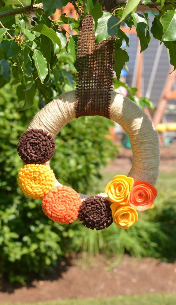 Coroană de toamnă de fire înfășurate în flori de pâslă agățate de un copac toamnă-coroană-de-fire-înfășurate-din-fetru-flori-copac-agățat