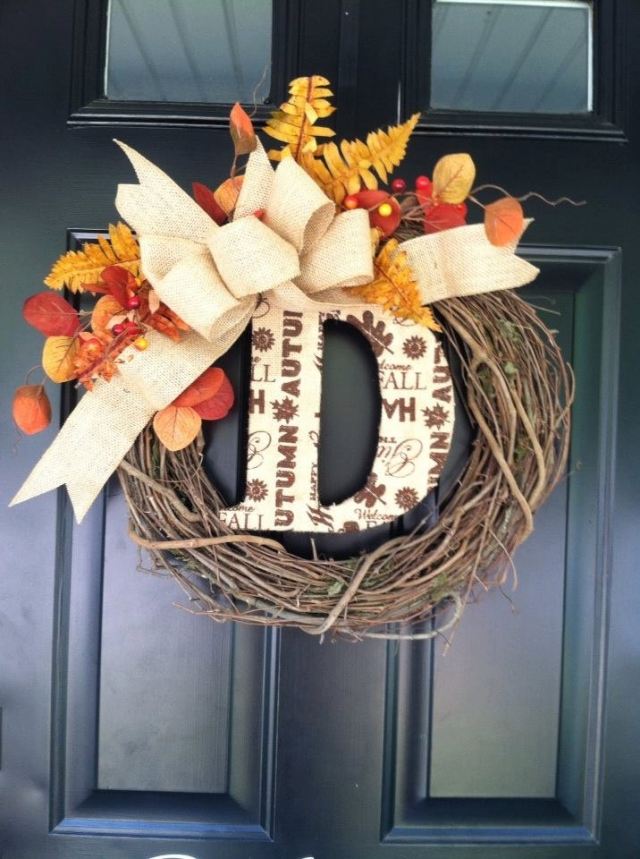 coroană de toamnă ușă din față vânturi coroană goală frunze galbene portocalii toamnă-coroană-casă-ușă-tendoane-coroană-goală-galben-portocaliu-frunze