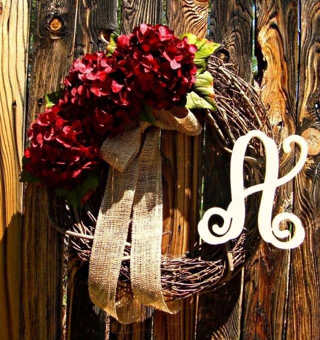 tendoane de coroană de toamnă decorate hortensii de culoare roșie toamnă-coroană-flori-decorate-roșii-colorate-hortensii