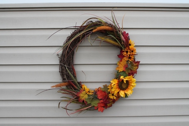 tendoane de coroană de toamnă ierburi goale de floarea soarelui toamna-cununa-flori-goale-floare-soarelui-graeser