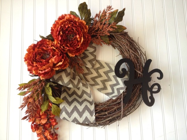 decorare toamnă ușă frontală șarpe flori portocalii goale decorare-toamnă-casă-ușă-fluturi-goale-flori-portocalii