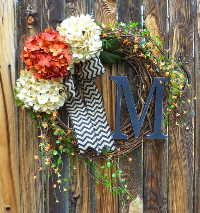 ideea de decorare toamna fluturi coroana hortensii decorate decorare-toamnă-idee-șarpe-coroană-gortensien-decorate