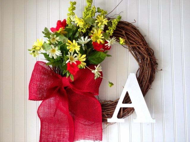decor de toamnă cunună panglică roșie flori de salcie decorare-toamnă-coroană-roșie-panglică-flori-salcie