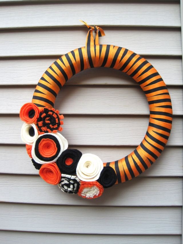 coroană de toamnă decorare culori portocaliu negru flori de pâslă cununa-toamna-decor-culori-portocaliu-negru-fetru-flori