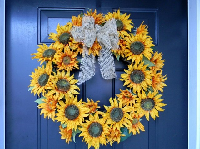 floarea soarelui coroană toamnă albastru contrast ușă de intrare floarea-soarelui-cunună-toamnă-albastru-ușă-față-contrast