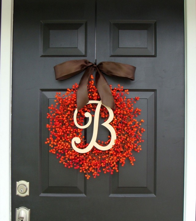 coroană de ușă toamnă fructe roșii scrisoare Coroană de ușă-toamnă-roșu-boabe-scrisoare