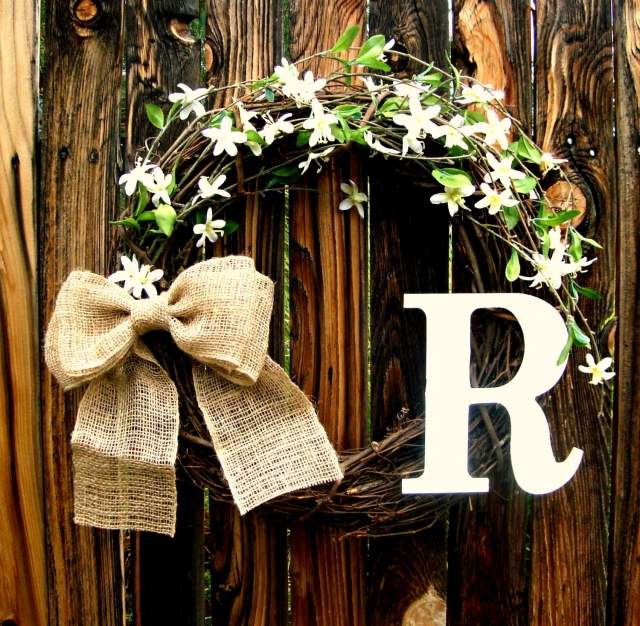 flori de coroană de ușă iuta goală panglică buclă monogramă Ușă-coroană-flori-panglică-iută goală-arc-monogramă