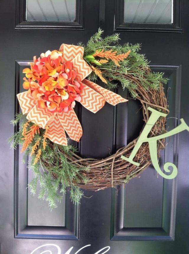 ușă coroană vânturi blank portocaliu hortensie buclă ramuri de brad Ușă-coroană-flori-crengi-portocalii-hortensii-panglici-brad