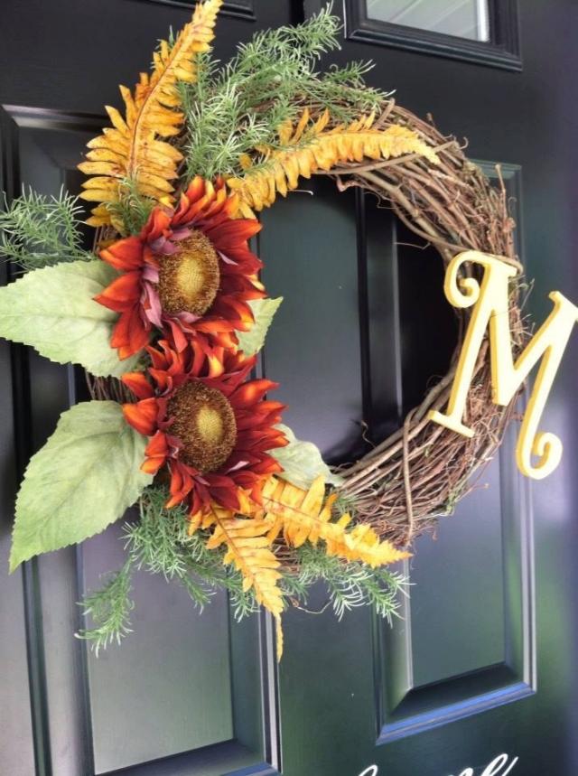 coroană de ușă toamnă decor portocaliu floarea-soarelui frunze de culoare galbenă frunze de brad curcan-coroana-toamna-decor-portocaliu-floarea-soarelui-galben-culoare-frunze-ramuri de brad