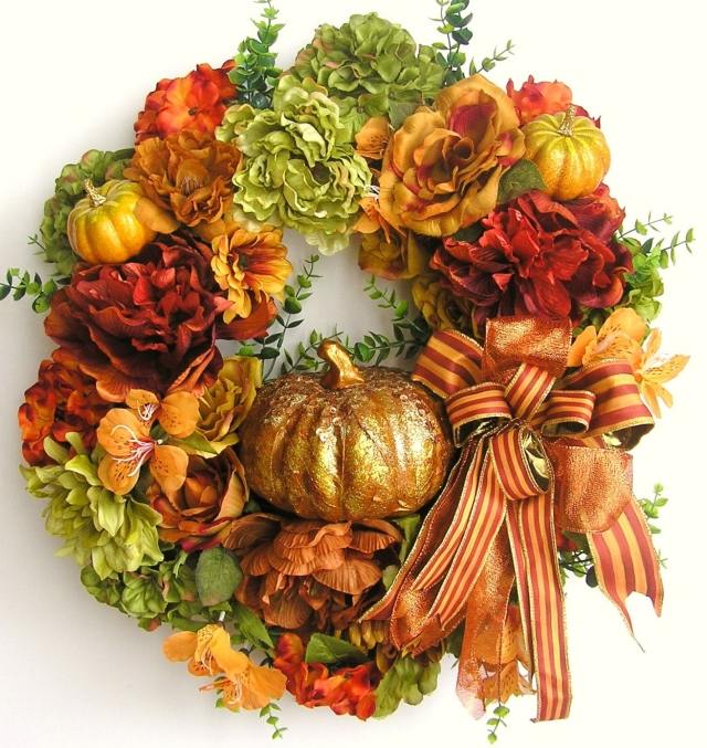 cunună luxuriantă de toamnă flori verzi portocalii dovleac auriu luxuriant-toamnă-coroană-verde-portocaliu-flori-dovleac-auriu