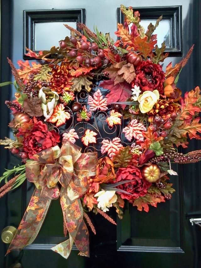 frunze luxuriante ale coroanei de toamnă a ușii din față luxuriant-toamnă-cunună-frunze-ușă-casă