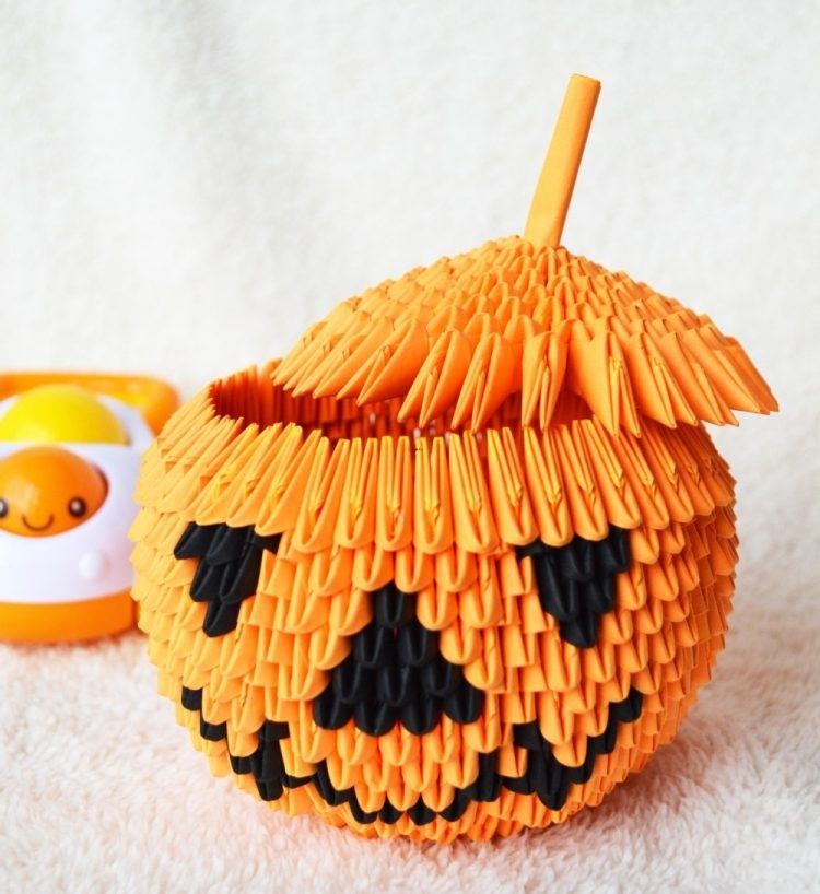 dovleac portocaliu origami cu detalii negre Decorează toamna-dovleac-roșu-Halloween-ori-hârtie-interesantă