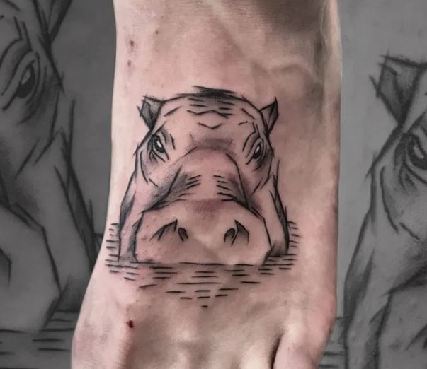 Odvažna Hippo tetovaža pješice za muškarce