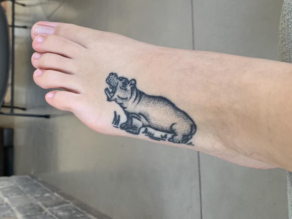 Piccolo tatuaggio di ippopotamo per le donne