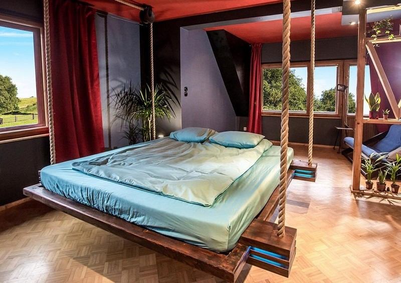 Seara, proprietarul se poate bucura de confortul unui pat king-size Pat suspendat-LED-iluminat-economie-spațiu-design-dormitor