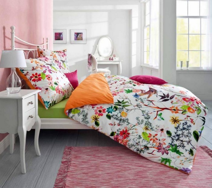 Lenjerie de pat fără fier din bumbac cu fir fin și model floral neted în culori vesele Lenjerie de pat fără fier-bumbac-fir-fin-neted-cu-model-floral-colorate-fericite