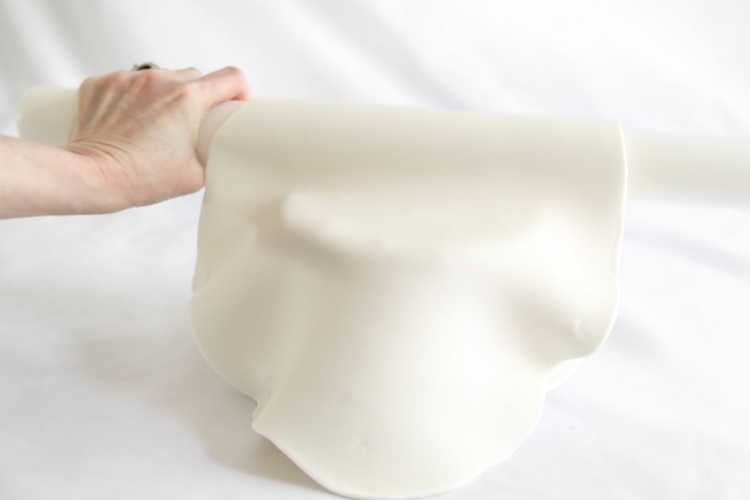fondantul alb este o bază bună pentru decorațiuni ulterioare tort de nunta-instructiuni-acuarela-exceptionale-tort-fondant-alb-pus pe el