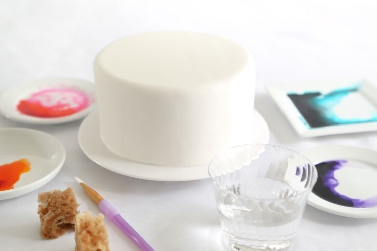 obțineți toate materialele utile - vopsele comestibile, perii, burete de mare tort-de-nunta-instructiuni-acuarela-extraordinare-culori-fondant-culori-materiale
