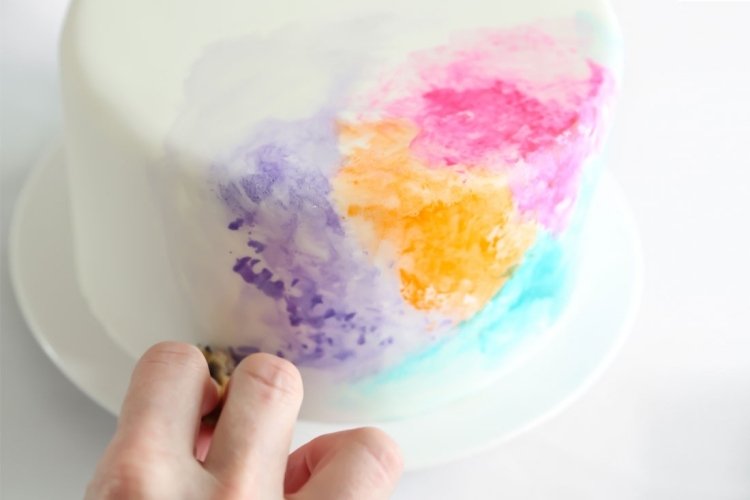 Folosiți tehnica dab pe fondant pentru prăjituri de nuntă tort-de-nunta-instructiuni-extraordinare-acuarela-burete-dab-fondant-efect-acuarela
